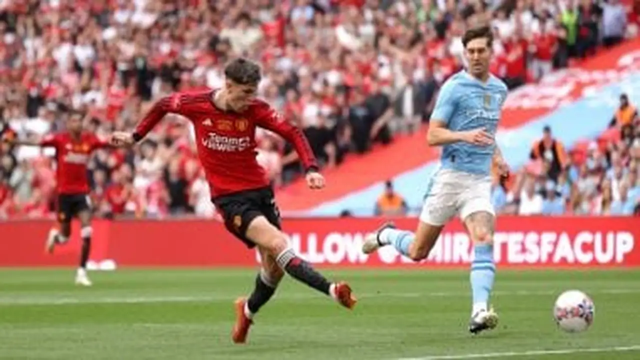 قبل الديربي الكبير.. من يتفوق تاريخيًا بين مان يونايتد ومان سيتي؟